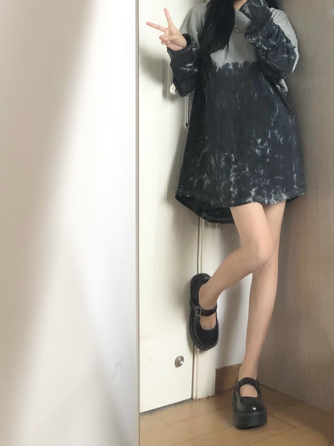 在家里拍照的黑色超短裙裸腿小姐姐 在家里拍照的黑色超短裙裸腿小姐姐